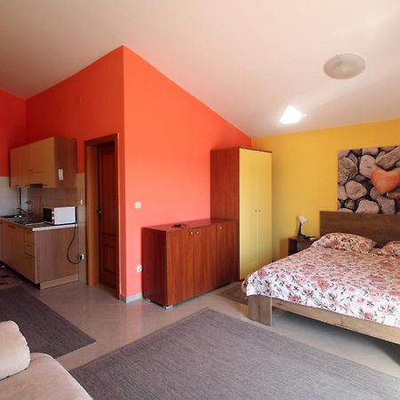 Studio Apartment Aniko Premantura Exteriör bild