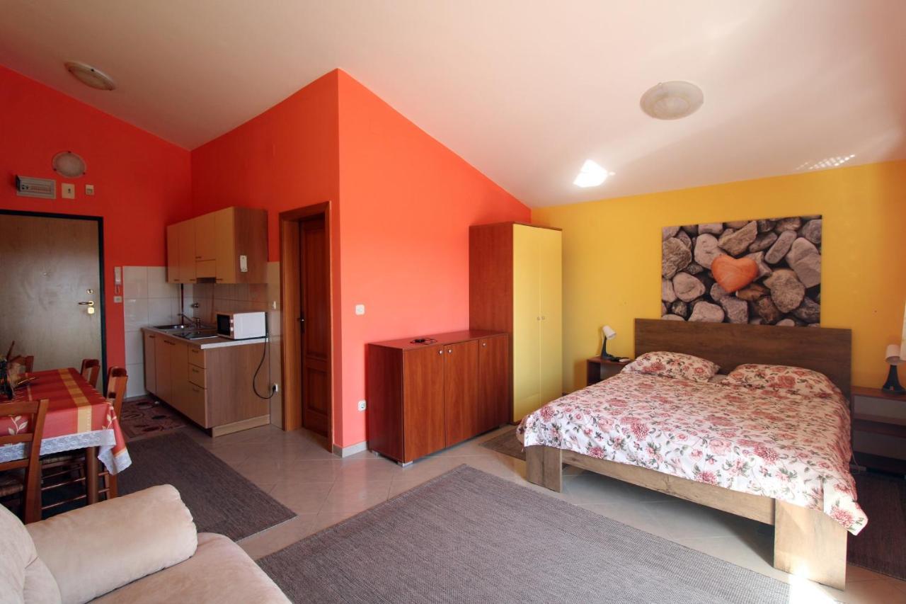 Studio Apartment Aniko Premantura Exteriör bild