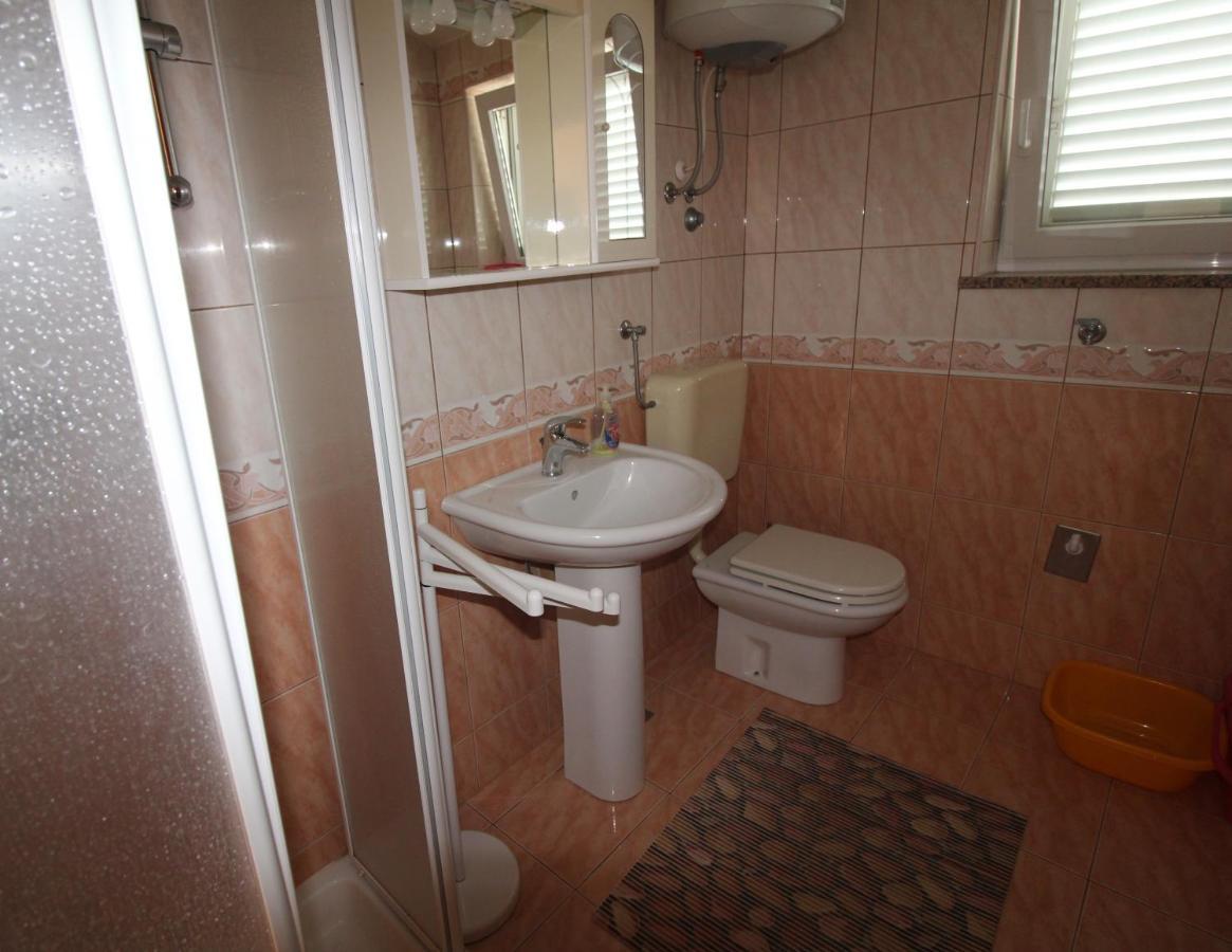 Studio Apartment Aniko Premantura Exteriör bild
